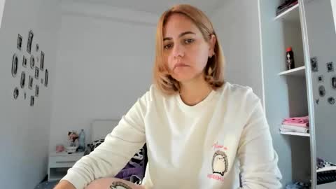 Snapshot of cutehana chatting on 11/02/25, 05:21 MADY online show from 11/02/25, 05:21