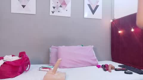 cutepetitee online show from 06/15/26, 07:49