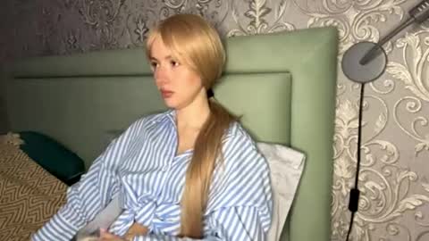 Snapshot of cutieblondyy chatting on 04/19/26, 04:39 Vanessa online show from 04/19/26, 04:39