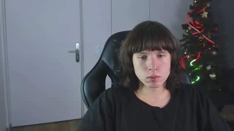 cutiekai_ online show from 12/21/25, 10:06