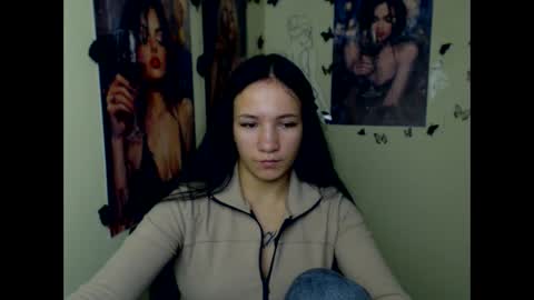 Snapshot of cutielady_ chatting on 11/04/25, 01:32 Emma online show from 11/04/25, 01:32