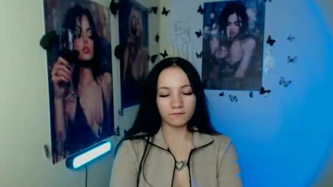 Snapshot of cutielady_ chatting on 11/11/25, 01:22 Emma online show from 11/11/25, 01:22