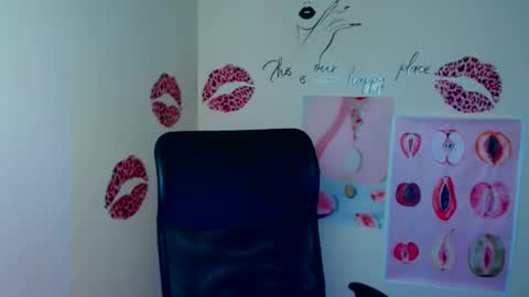Snapshot of cutielady_ chatting on 04/04/26, 06:22 Emma online show from 04/04/26, 06:22