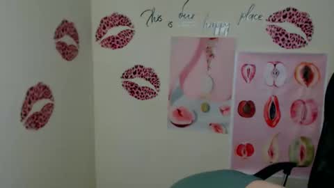 Snapshot of cutielady_ chatting on 05/05/26, 06:32 Emma online show from 05/05/26, 06:32