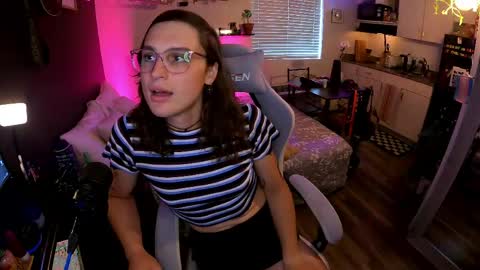 Snapshot of cutiepiescarlett chatting on 05/18/26, 12:29 cutiepiescarlett online show from 05/18/26, 12:29