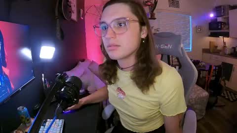 Snapshot of cutiepiescarlett chatting on 05/22/26, 02:30 cutiepiescarlett online show from 05/22/26, 02:30