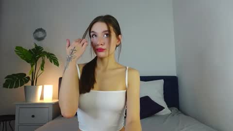 Vivienne online show from 11/04/25, 05:50