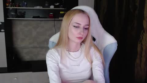 Snapshot of cutti_crystal chatting on 03/23/26, 08:35 Cutti Crystal online show from 03/23/26, 08:35