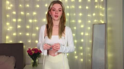 Snapshot of cyberheart_ chatting on 12/11/24, 02:00 EMILY online show from 12/11/24, 02:00