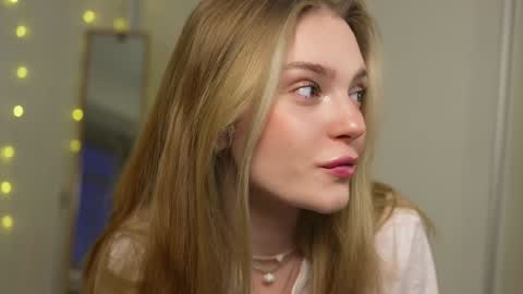 Snapshot of cyberheart_ chatting on 01/22/25, 02:35 EMILY online show from 01/22/25, 02:35