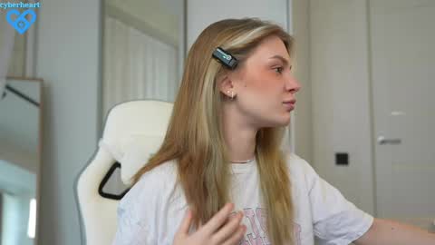 Snapshot of cyberheart_ chatting on 02/08/25, 08:09 EMILY online show from 02/08/25, 08:09