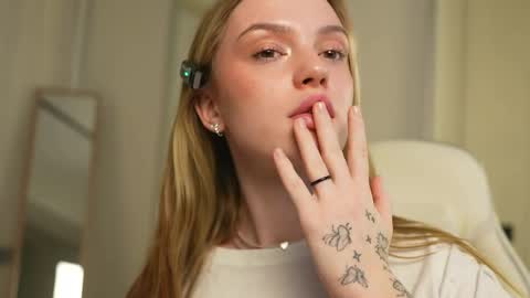 Snapshot of cyberheart_ chatting on 02/27/25, 04:53 EMILY online show from 02/27/25, 04:53