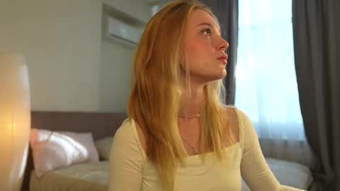 Snapshot of cyberheart_ chatting on 10/08/25, 12:25 EMILY online show from 10/08/25, 12:25