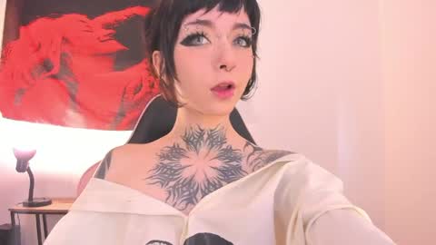Snapshot of cyberia____________________ chatting on 05/19/26, 02:56 cel I am independent Help me reach 200 thumbs up uwu online show from 05/19/26, 02:56