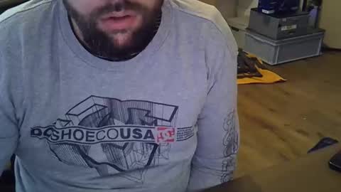 Snapshot of cyrsug chatting on 12/14/25, 02:11 cyrsug online show from 12/14/25, 02:11