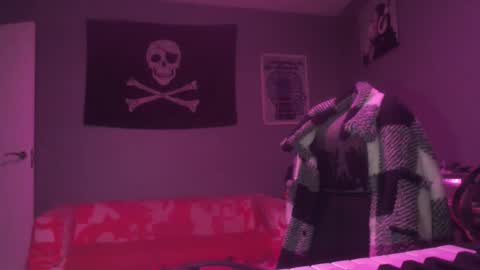 Snapshot of dabirdfree chatting on 10/16/25, 06:31 Destroyer online show from 10/16/25, 06:31