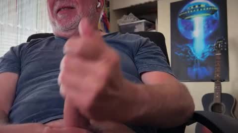 Snapshot of dadbate23 chatting on 04/05/26, 03:42 dadbate23 online show from 04/05/26, 03:42