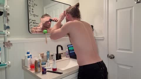 Snapshot of daddydaydrinkz chatting on 12/31/24, 04:57 DaddydayDrinkz online show from 12/31/24, 04:57