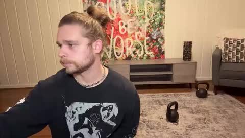 Snapshot of daddydaydrinkz chatting on 12/05/25, 03:04 DaddydayDrinkz online show from 12/05/25, 03:04