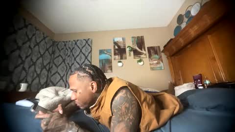 Snapshot of daddyjanimal chatting on 04/25/26, 12:46 sexy tatted king bbc online show from 04/25/26, 12:46