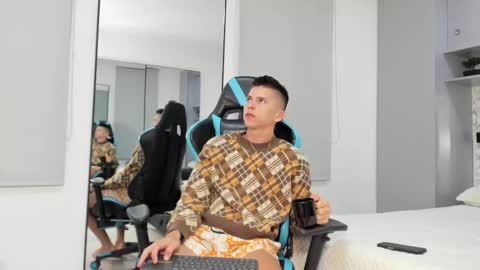 Snapshot of daddyrich4u chatting on 10/17/25, 01:42 daddyrich4u online show from 10/17/25, 01:42