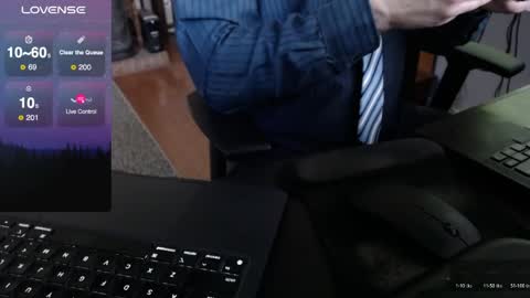 Snapshot of dadssecret69 chatting on 04/27/26, 01:09 DadsSecret online show from 04/27/26, 01:09