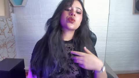 Snapshot of dafne_cleo chatting on 09/18/25, 01:35 Dafne online show from 09/18/25, 01:35