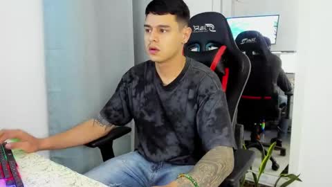 Snapshot of dage_19 chatting on 11/11/25, 01:49 my name is Jhon and I live in colombia online show from 11/11/25, 01:49