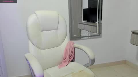 Snapshot of dahian_carter chatting on 10/21/25, 01:01 Dahian online show from 10/21/25, 01:01