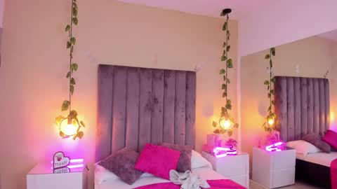 Dahlia online show from 09/24/25, 08:01