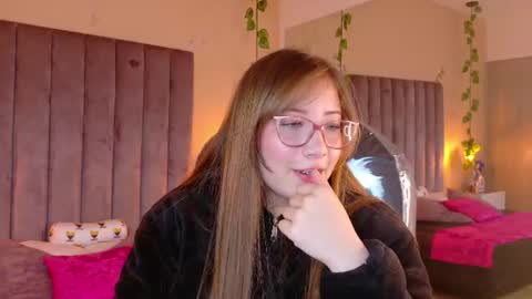 Snapshot of dahlia_rousse chatting on 06/17/26, 05:54 Dahlia online show from 06/17/26, 05:54