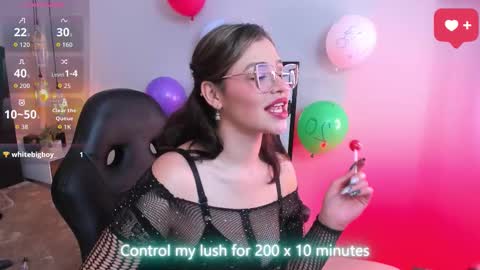 Snapshot of dakhota_rouge chatting on 11/25/25, 05:07 Dakhota online show from 11/25/25, 05:07