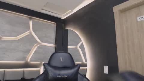 Snapshot of dakotarussell_ chatting on 12/02/25, 11:04 Dakota online show from 12/02/25, 11:04