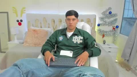 Snapshot of damian23_ chatting on 01/04/25, 12:38 DAMIAN online show from 01/04/25, 12:38