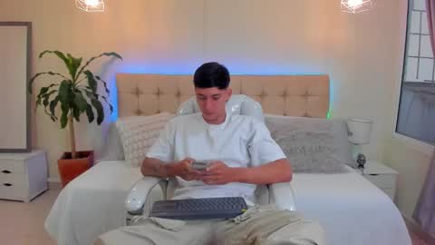 Snapshot of damian23_ chatting on 01/15/25, 12:25 DAMIAN online show from 01/15/25, 12:25