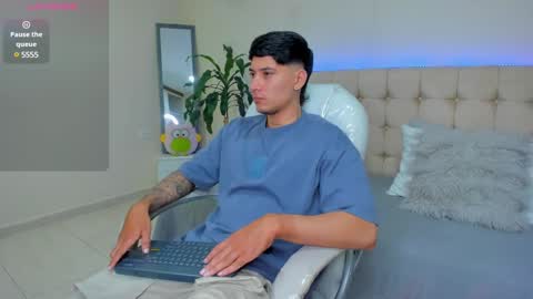 Snapshot of damian23_ chatting on 02/22/25, 12:19 DAMIAN online show from 02/22/25, 12:19