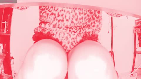 Snapshot of dammmtry chatting on 05/05/26, 12:24 Sophie online show from 05/05/26, 12:24