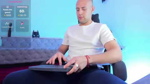 Snapshot of damon_baker0 chatting on 02/09/26, 02:43 Damon bakert online show from 02/09/26, 02:43