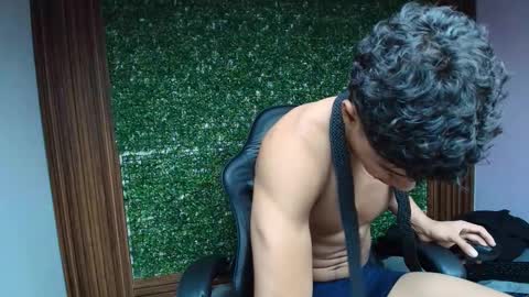 Snapshot of damon_sw chatting on 12/14/25, 06:01 damon online show from 12/14/25, 06:01