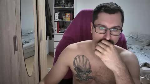 Snapshot of dan_the_man405 chatting on 10/26/25, 07:42 King Dan online show from 10/26/25, 07:42