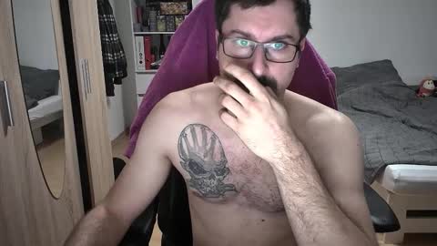 Snapshot of dan_the_man405 chatting on 12/21/25, 07:43 King Dan online show from 12/21/25, 07:43