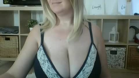 Snapshot of danahotmilf chatting on 02/13/25, 10:55 DanaHotMILF online show from 02/13/25, 10:55