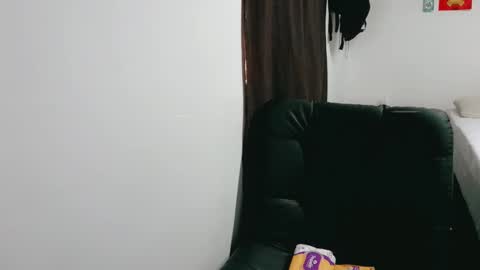 Snapshot of dani_jocelyn chatting on 11/27/25, 07:49 dani y jocelyn online show from 11/27/25, 07:49