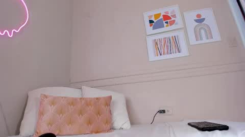 Snapshot of dani_skinny_ chatting on 09/19/25, 11:33 Hi I am Dani online show from 09/19/25, 11:33