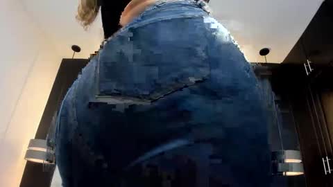 Snapshot of dania_moore_ chatting on 04/21/26, 07:50 JANE online show from 04/21/26, 07:50