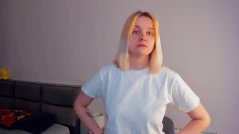 Snapshot of danicadias chatting on 03/18/26, 04:48 Carnelia online show from 03/18/26, 04:48