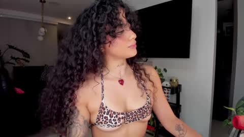 Snapshot of daniela_arenas chatting on 11/21/25, 01:37 daniela_arenas online show from 11/21/25, 01:37
