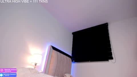  independent model   online show from 10/08/25, 11:13