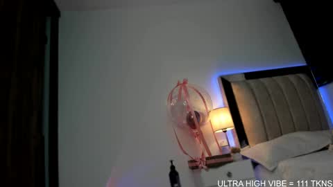  independent model   online show from 10/20/25, 11:16