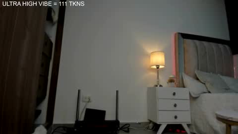  independent model   online show from 10/26/25, 03:34